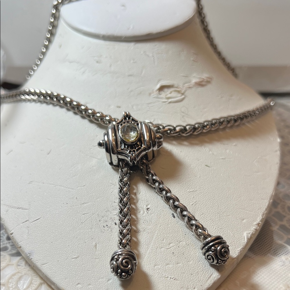 Elegant Silver Necklace with Intricate Detailing